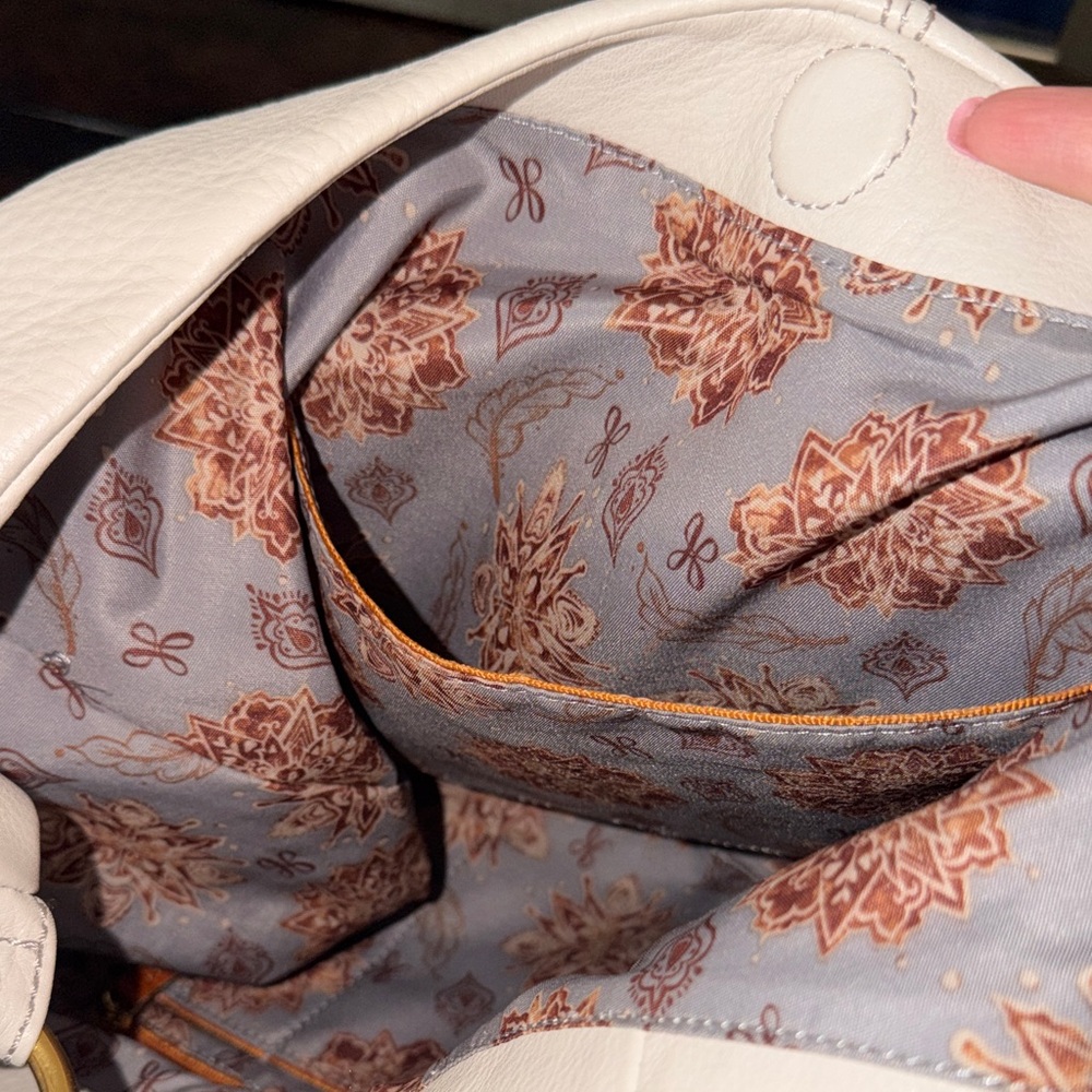 Hobo International Soft White Pebble Leather Shoulder Bag - Picture 6 of 7